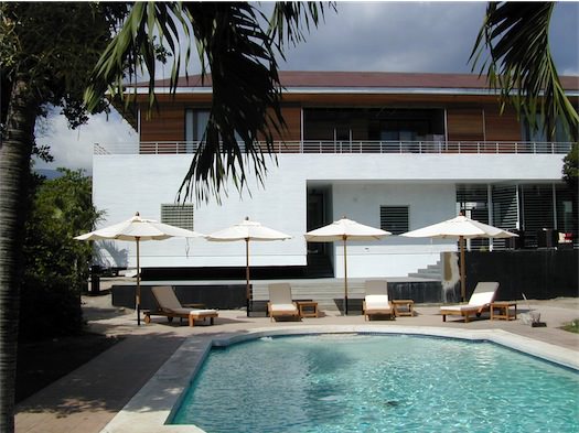 Résidence de l’Ambassadeur de France - Kingston - piscine à l’arrière de la maison