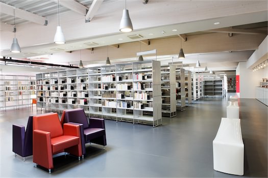 Bibliothèque Epinal-Golbey - rayonnage et fauteuils de lectures